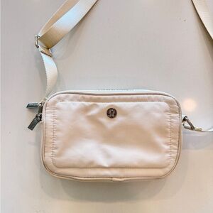Lululemon cross body camera bag 2L